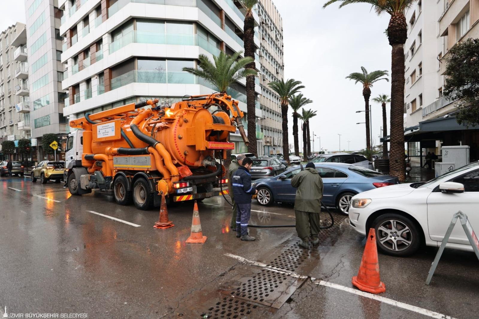 İzmir’de etkili olan sağanak yağış sonrası Büyükşehir Belediyesi ekipleri teyakkuz