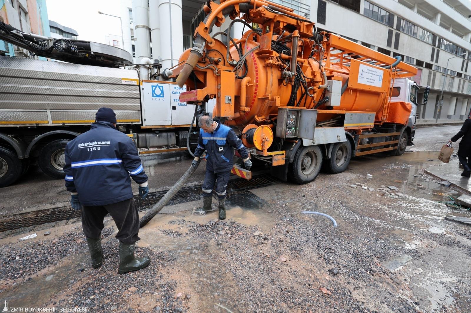 İzmir’de dün gece başlayan ve bu sabah saatlerine kadar etkili