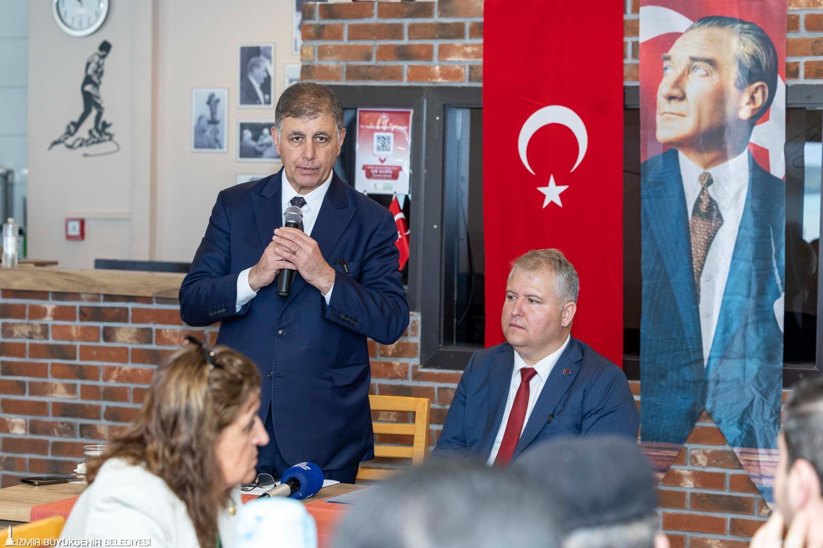 İzmir Büyükşehir Belediye Başkanı Dr. Cemil Tugay, Urla’da muhtarlarla bir