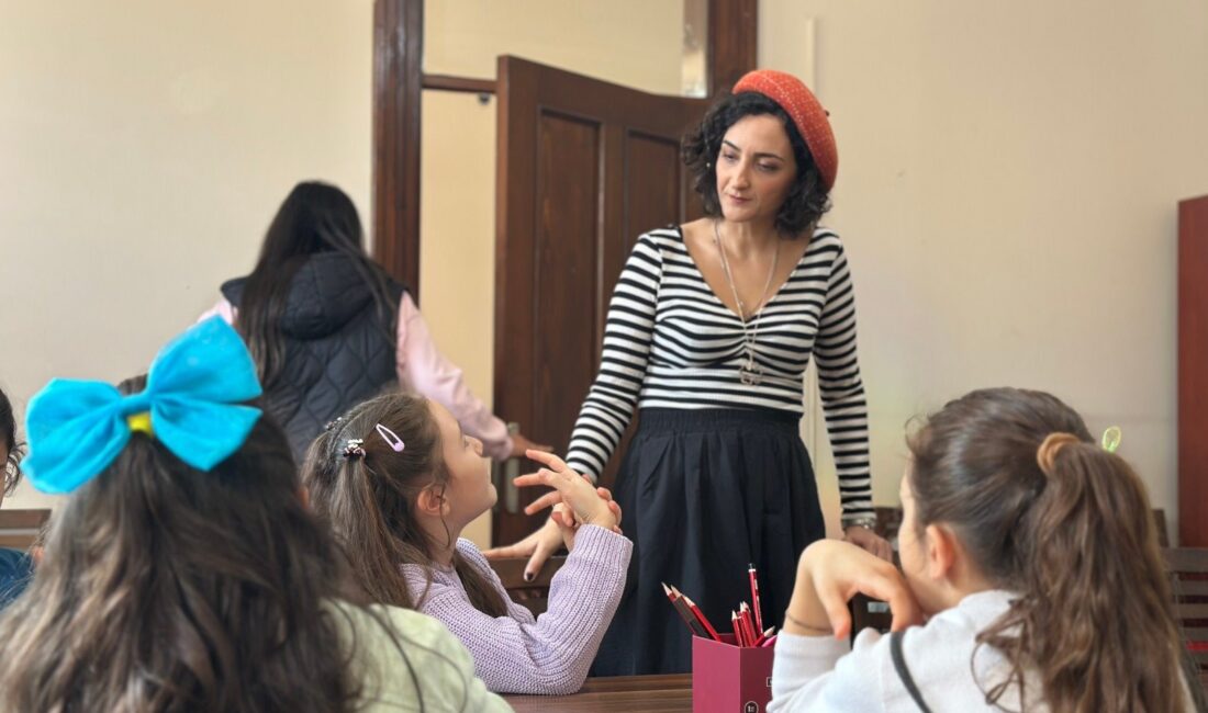 İzmir Büyükşehir Belediyesi’nin düzenlediği “Kalbimde Kimler Var?” atölyesinde çocuklar sevdiklerine