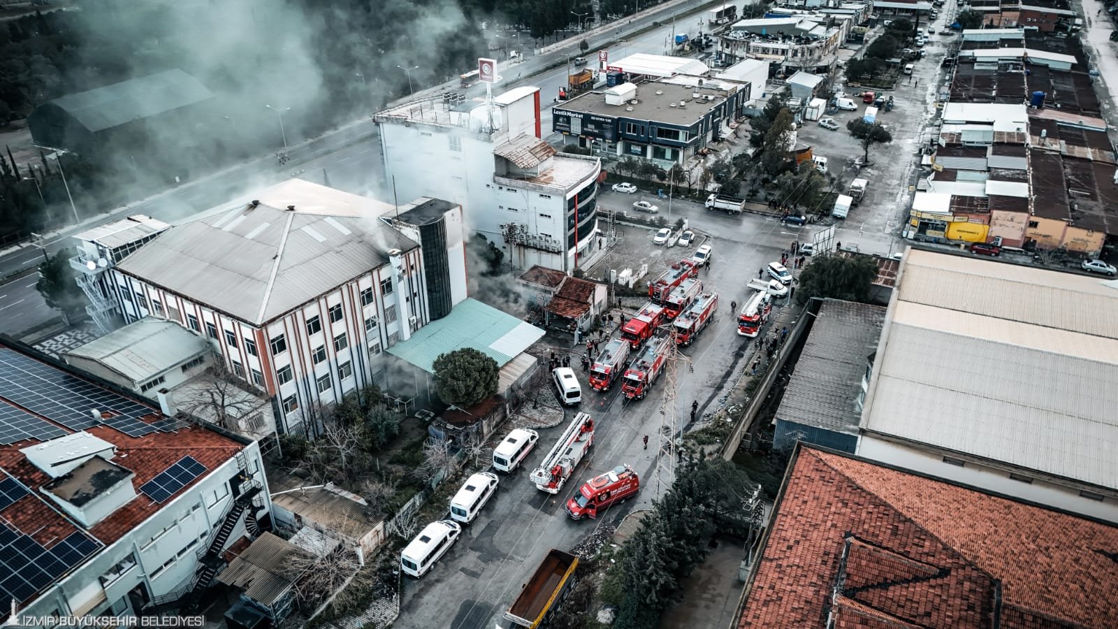 Bornova Kemalpaşa Caddesi’ndeki 5 katlı ayakkabı fabrikasında çıkan yangın itfaiyenin
