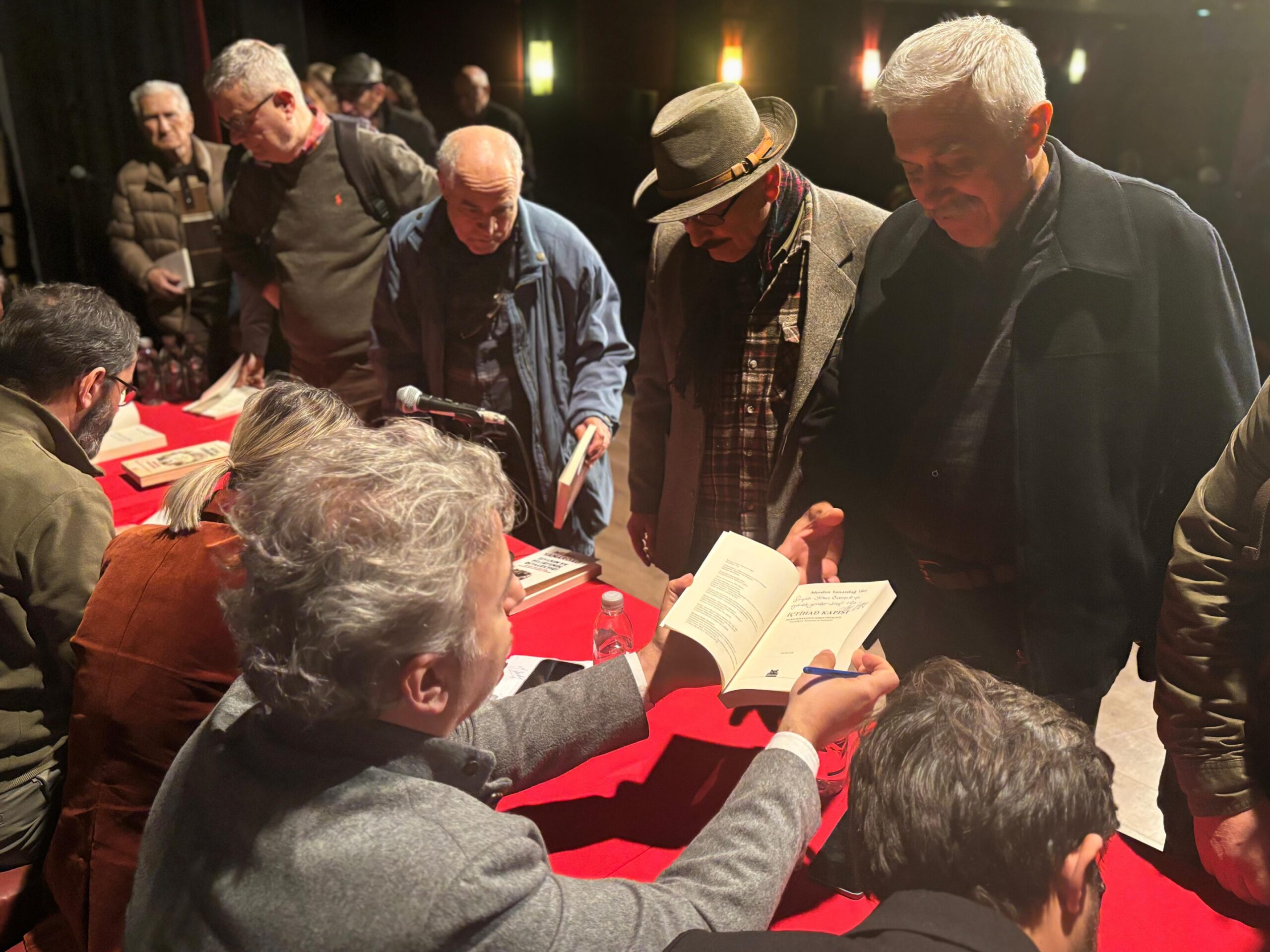 Okurları ve dostları, tutuklu gazeteci Merdan Yanardağ ile dayanışmak için