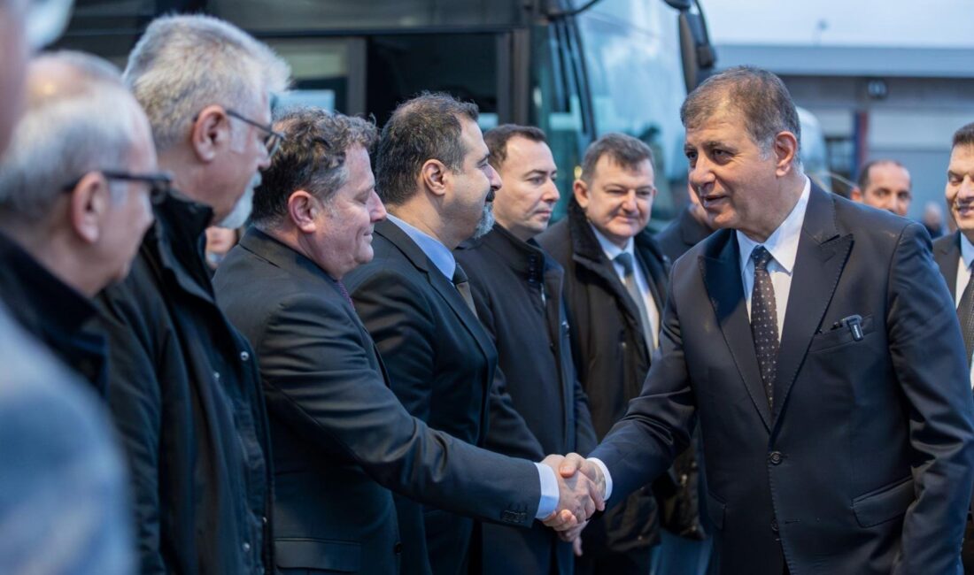 İzmir Büyükşehir Belediye Başkanı Dr. Cemil Tugay, ESHOT personeliyle kahvaltıda