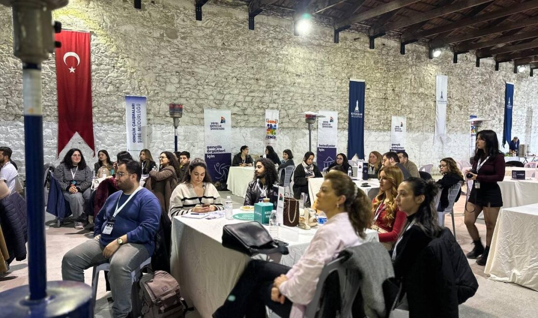 İzmir Büyükşehir Belediyesi’nin düzenlediği Yerel Gençlik Forumu’nda gençler, kent deneyimlerini