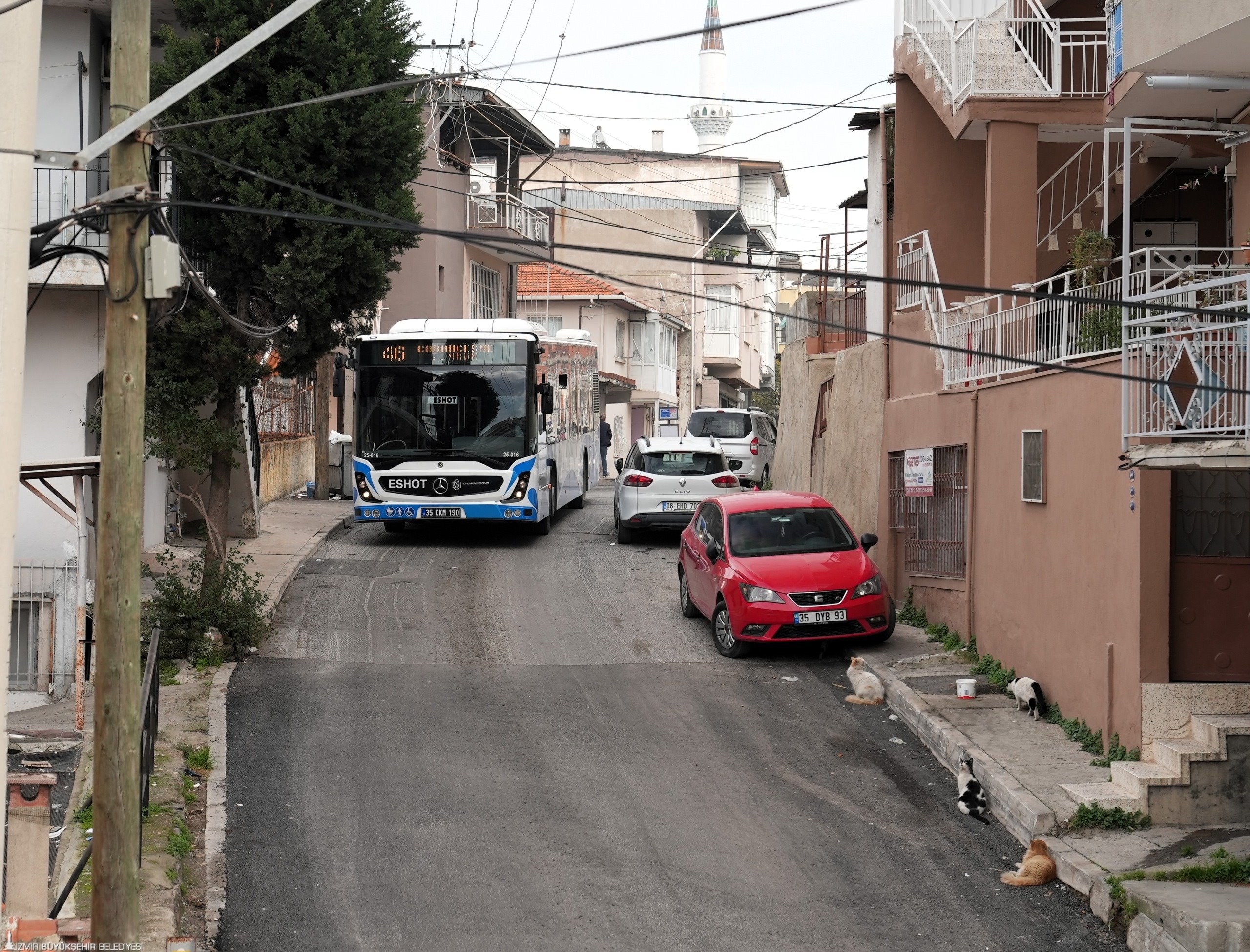 İzmir Büyükşehir Belediyesi, Konak Çobançeşme’de vatandaşların talebi doğrultusunda yol düzenlemesi