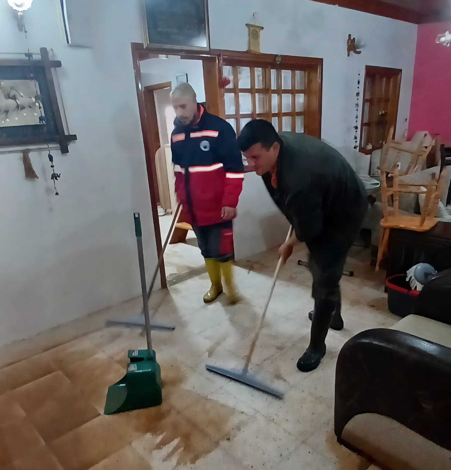 Menderes Belediyesi, aşırı yağışlar sonrası su baskını yaşanan Gümüldür Arap