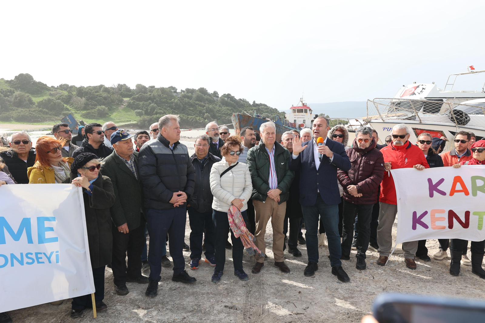 Urla’da vatandaşlar, Demircili Ada Koyu’ndaki hurda gemi ve Çeşmealtı’nda planlanan
