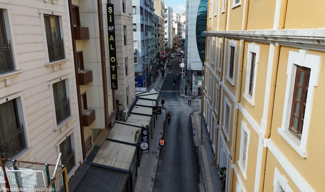 İzmir Büyükşehir Belediyesi, Alsancak’ta altyapı çalışmaları tamamlanan sokaklarda asfalt serimi