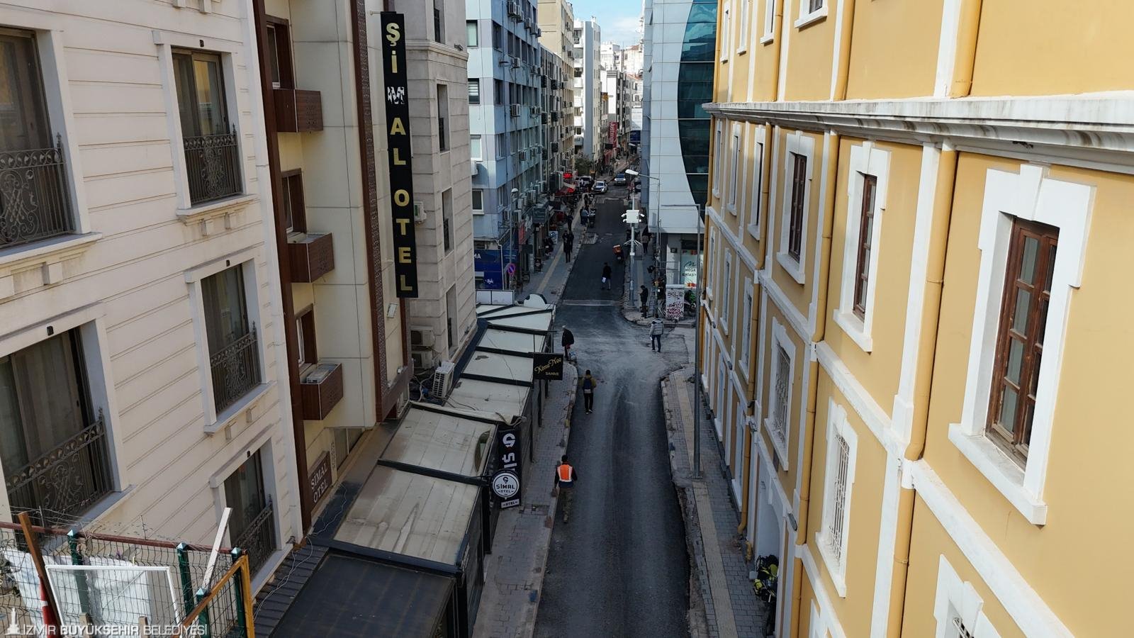 İzmir Büyükşehir Belediyesi, Alsancak’ta altyapı çalışmaları tamamlanan sokaklarda asfalt serimi