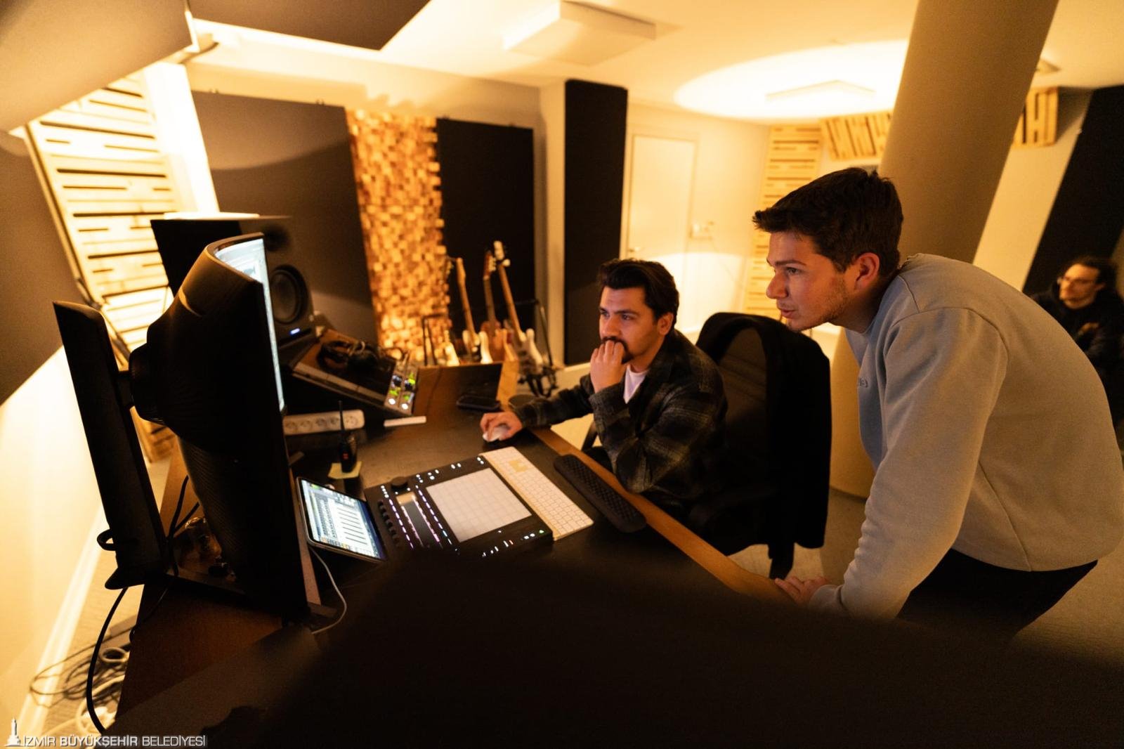 İzmir Büyükşehir Belediyesi’nin gençlere fırsat eşitliği sağlamak için hayata geçirdiği