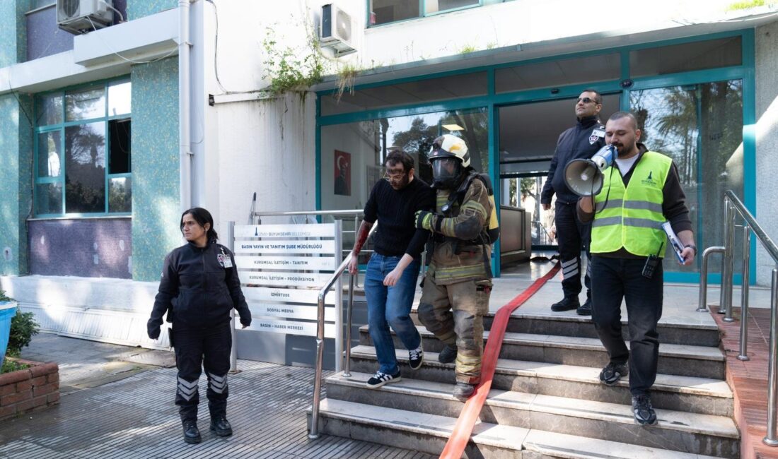 İzmir Büyükşehir Belediyesi, çalışanlarına yönelik deprem ve yangın senaryolu tatbikat