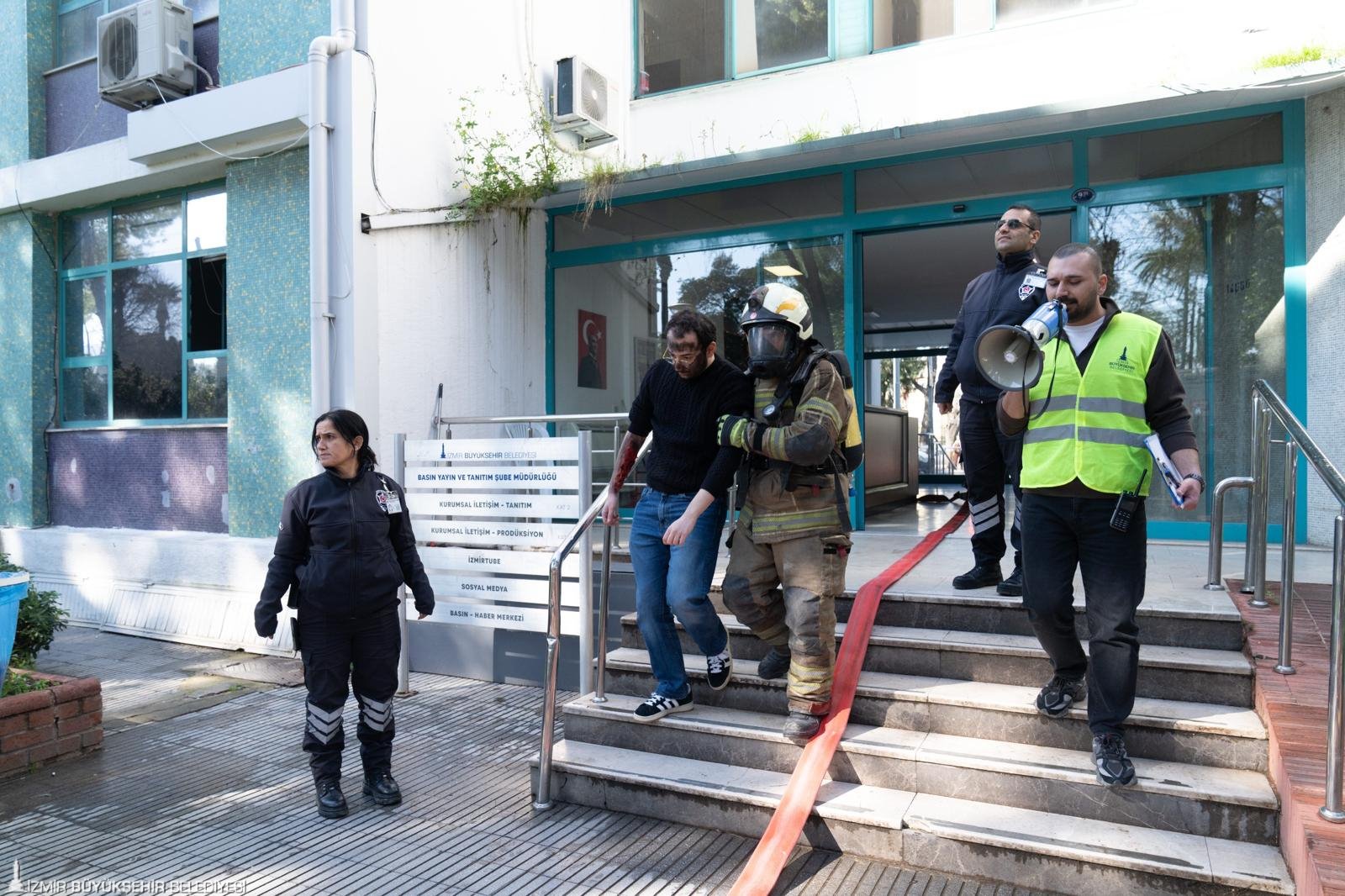 İzmir Büyükşehir Belediyesi, çalışanlarına yönelik deprem ve yangın senaryolu tatbikat