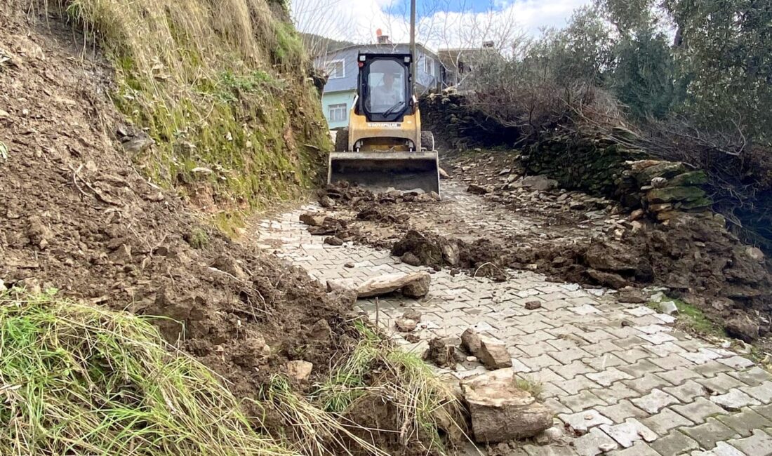 Aydın’da etkili olan yoğun yağış nedeniyle bazı mahallelerde ulaşım aksadı.