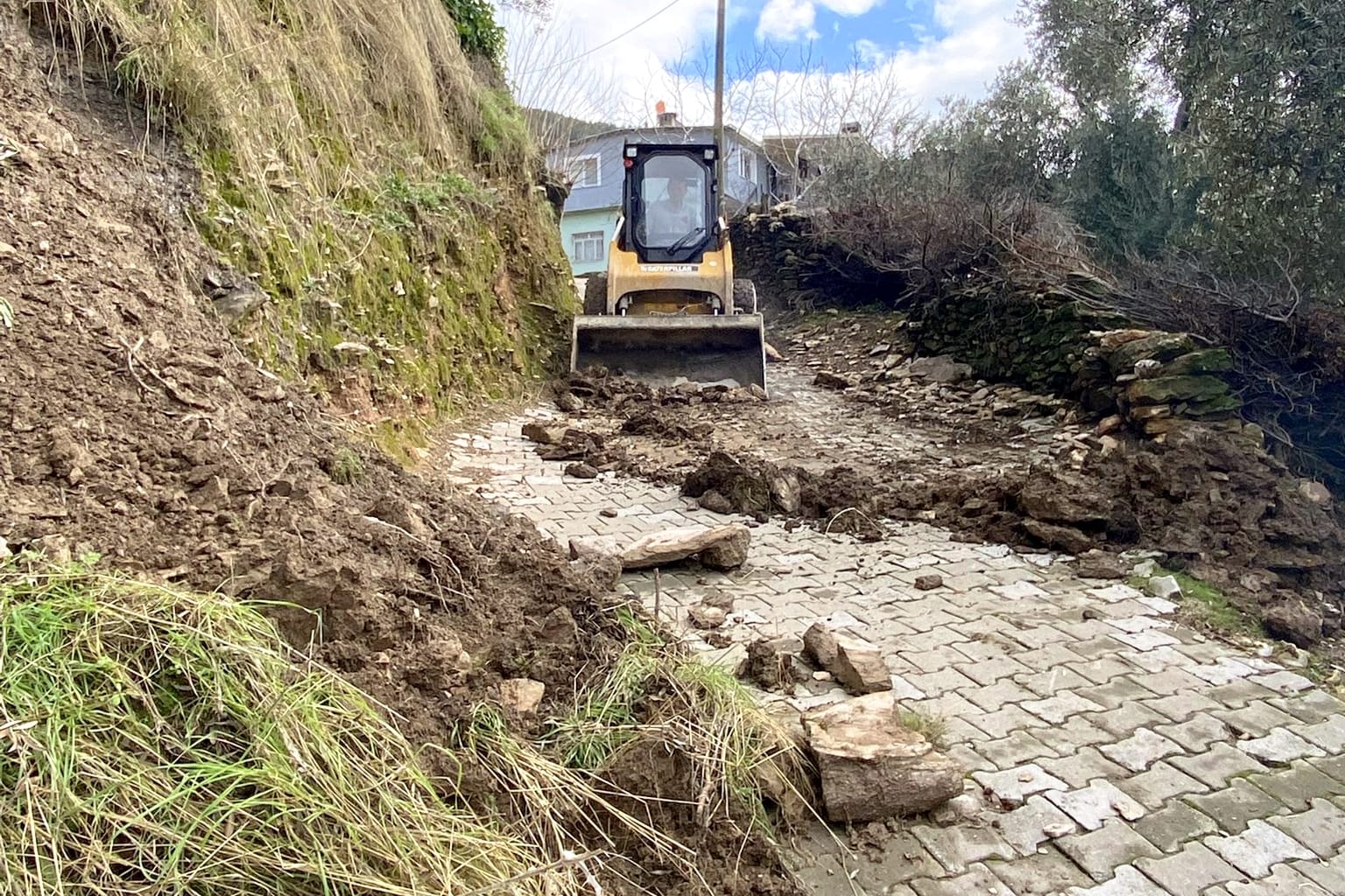 Aydın’da etkili olan yoğun yağış nedeniyle bazı mahallelerde ulaşım aksadı.