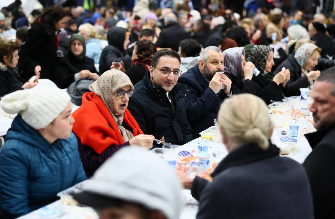 Balçova Belediyesi’nin Ramazan ayının ilk iftar programında Çetin Emeç ve