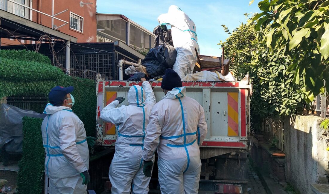 Efeler Belediyesi’nden çöp evlere müdahale: Mahallelerden 13 kamyon atık çıkarıldı Efeler Belediyesi ekipleri, Kemer ve Mesudiye mahallelerinde bulunan iki çöp