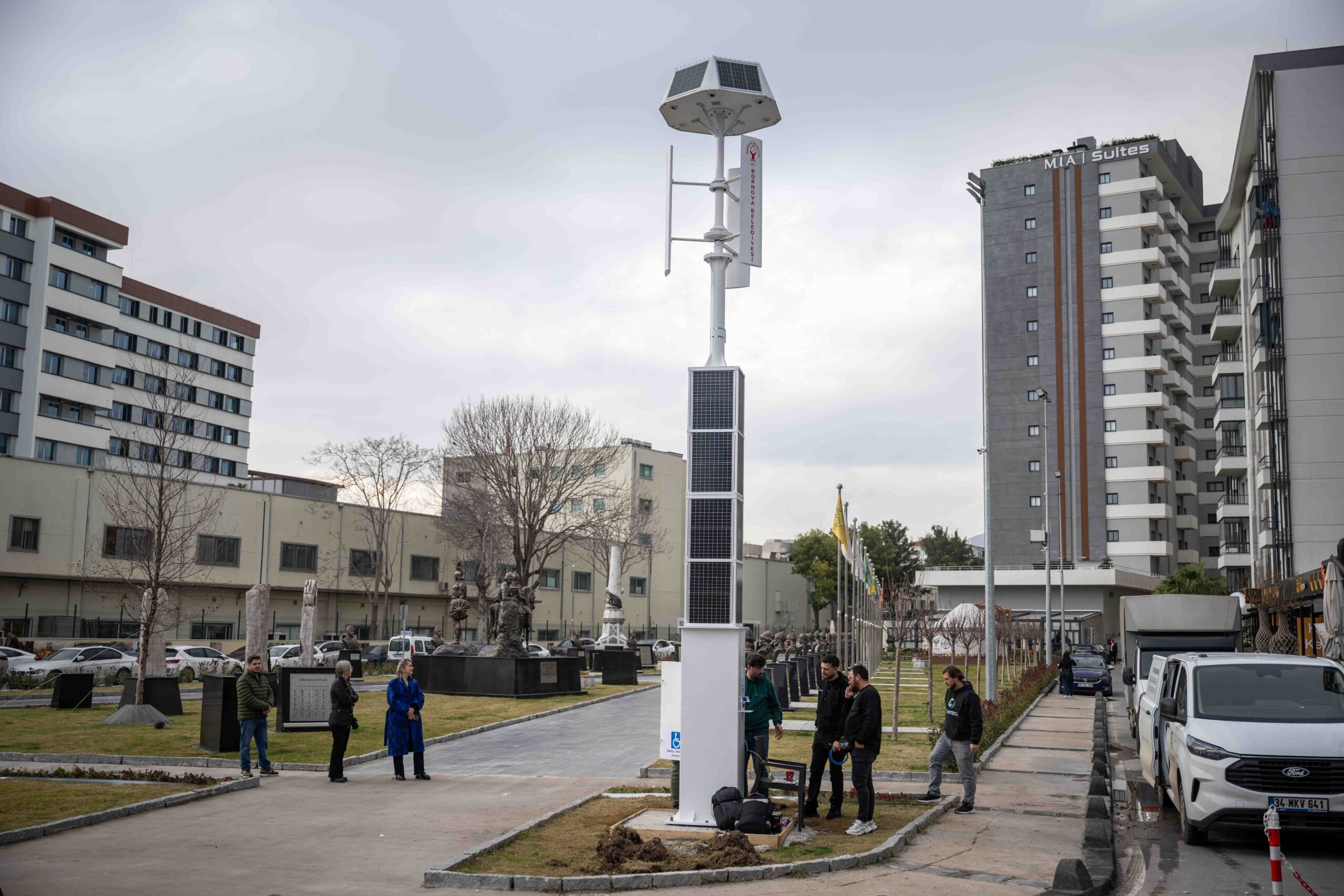 Bornova Belediyesi’nin Abide-i Hürriyet Meydanı’na kurduğu hibrit enerji direği, parkın