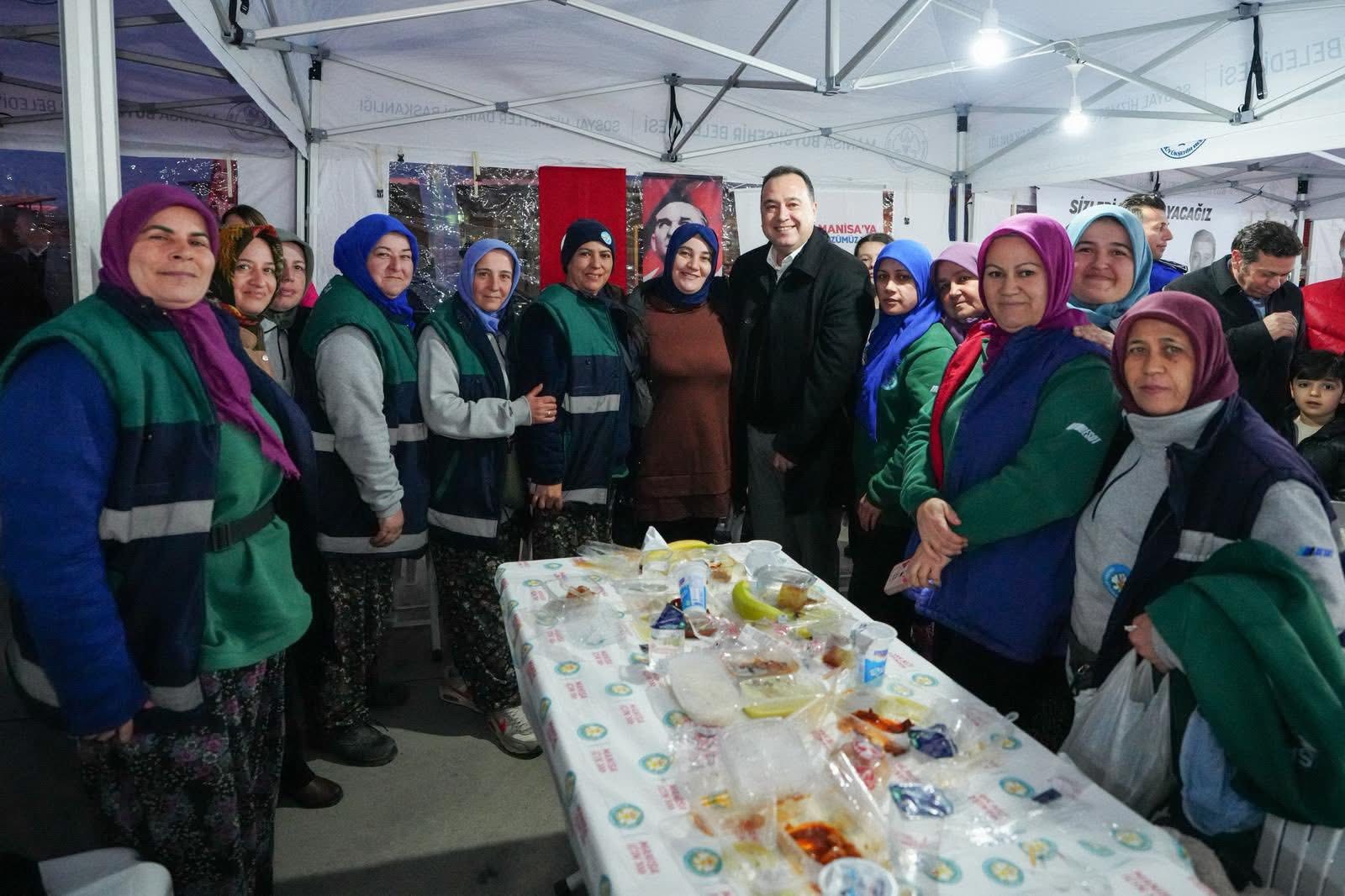 Manisa Büyükşehir Belediye Başkanı Besim Dutlulu, yoğun yağışlarda sahada görev