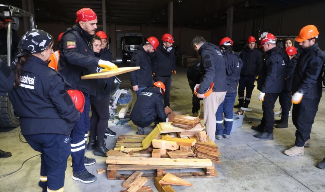 Bayraklı Belediyesi bünyesinde görev yapan arama kurtarma ekipleri, AFAD tarafından