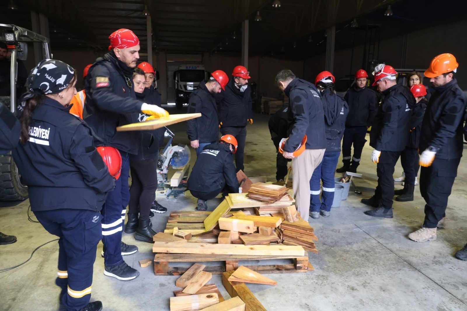 Bayraklı Belediyesi bünyesinde görev yapan arama kurtarma ekipleri, AFAD tarafından