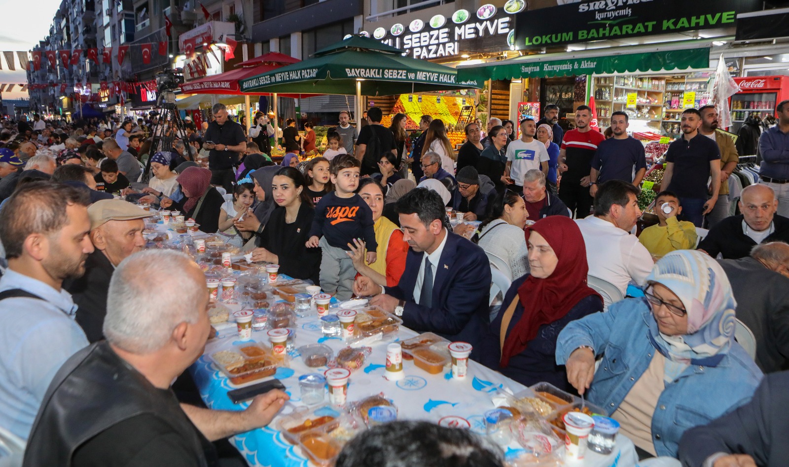Bayraklı Belediyesi, Ramazan boyunca iftar sofraları ve geleneksel Ramazan etkinlikleriyle