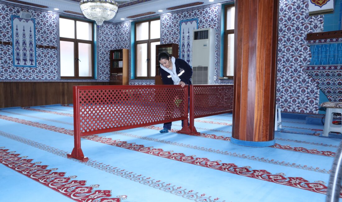 Bayraklı Belediyesi, Ramazan ayı boyunca ilçenin farklı noktalarında iftar sofraları