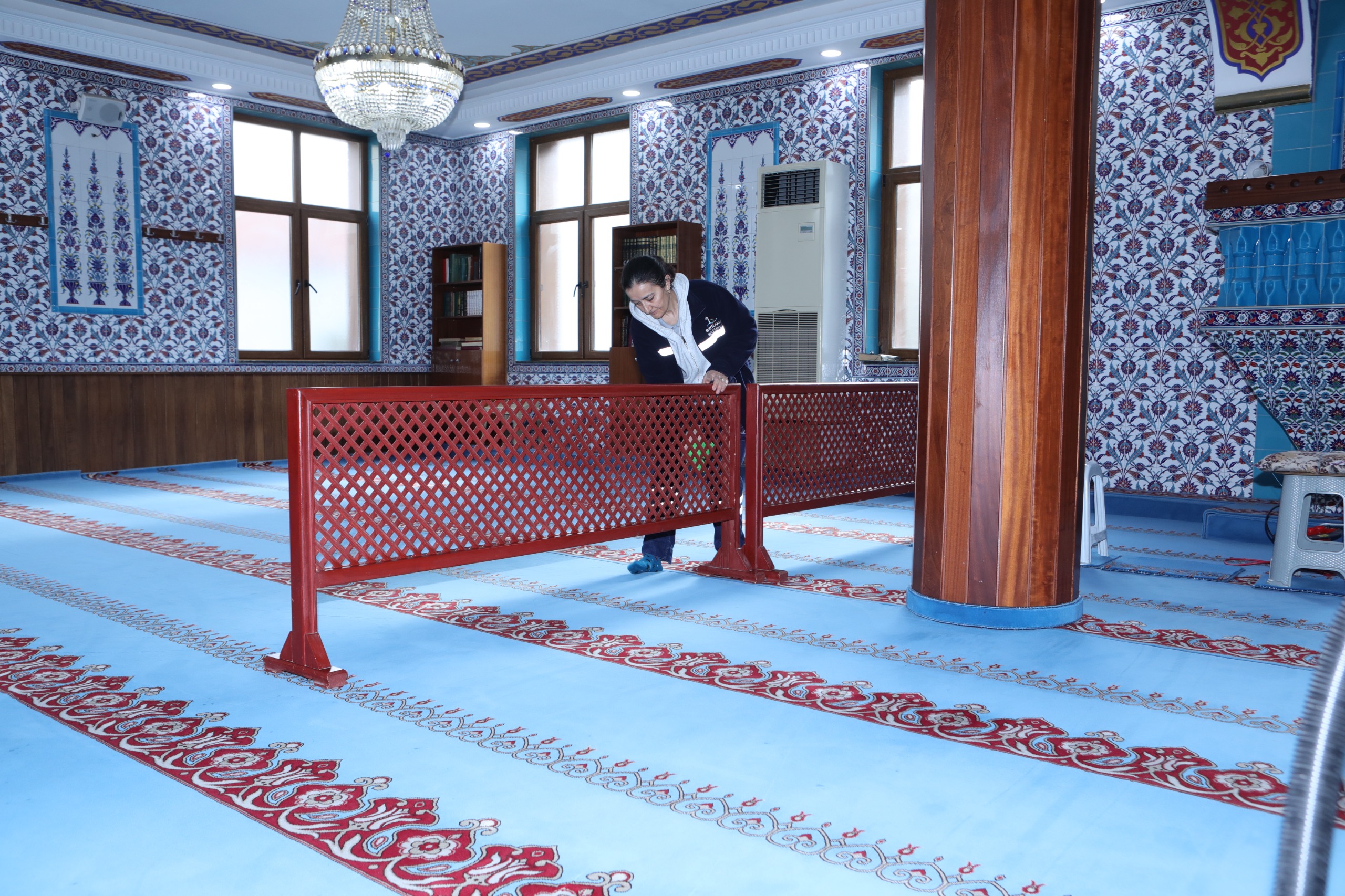 Bayraklı Belediyesi, Ramazan ayı boyunca ilçenin farklı noktalarında iftar sofraları