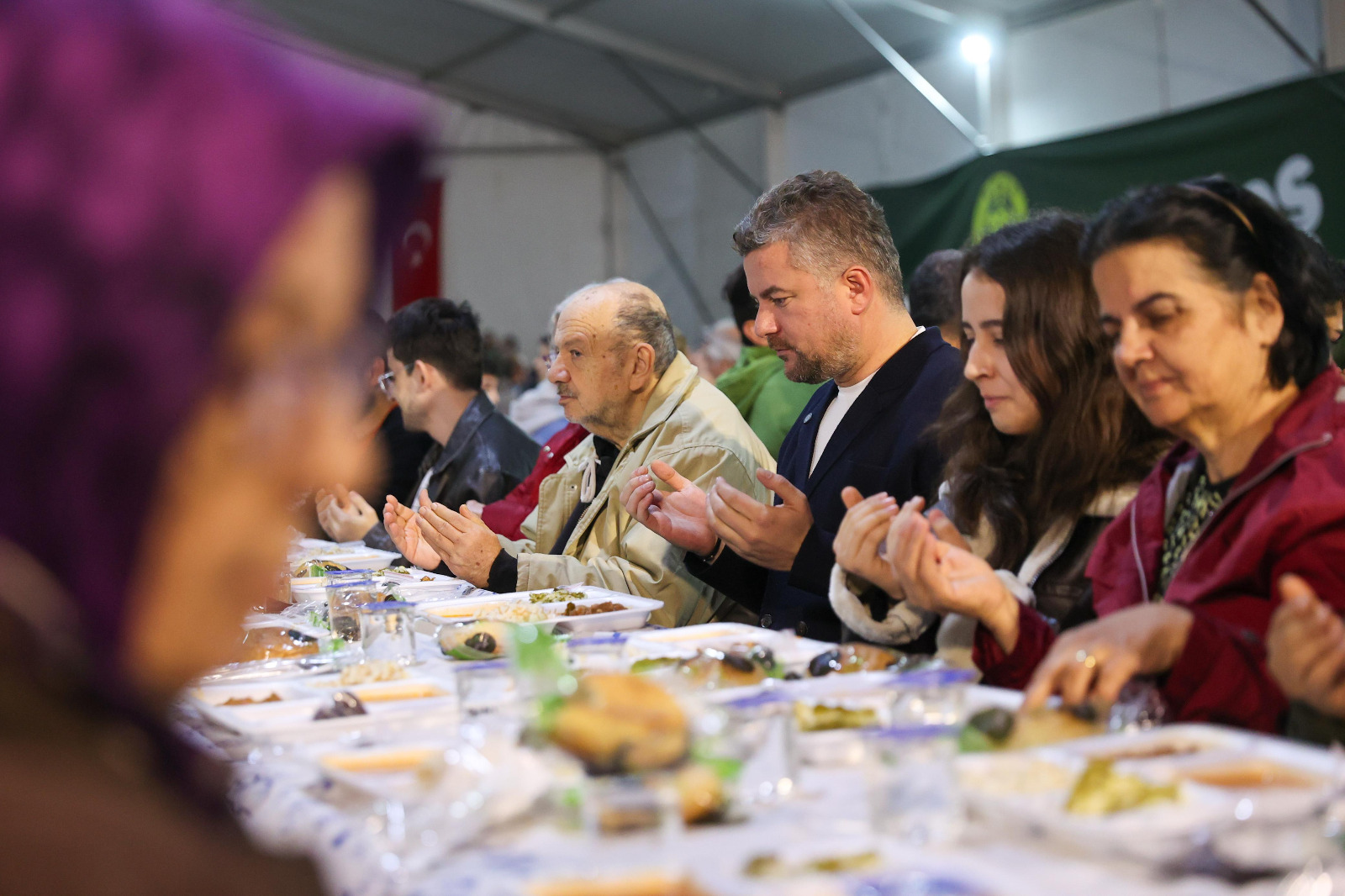 Buca Belediyesi, Ramazan boyunca Şirinyer Düğün Salonu’nda kurulacak iftar sofralarıyla