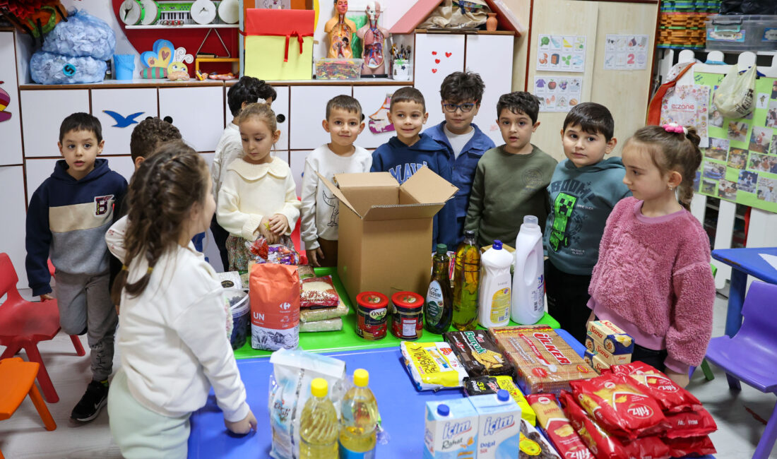 Buca'da Hayme Hatun Anaokulu öğrencileri, evlerinden getirdikleri erzaklarla ihtiyaç sahipleri