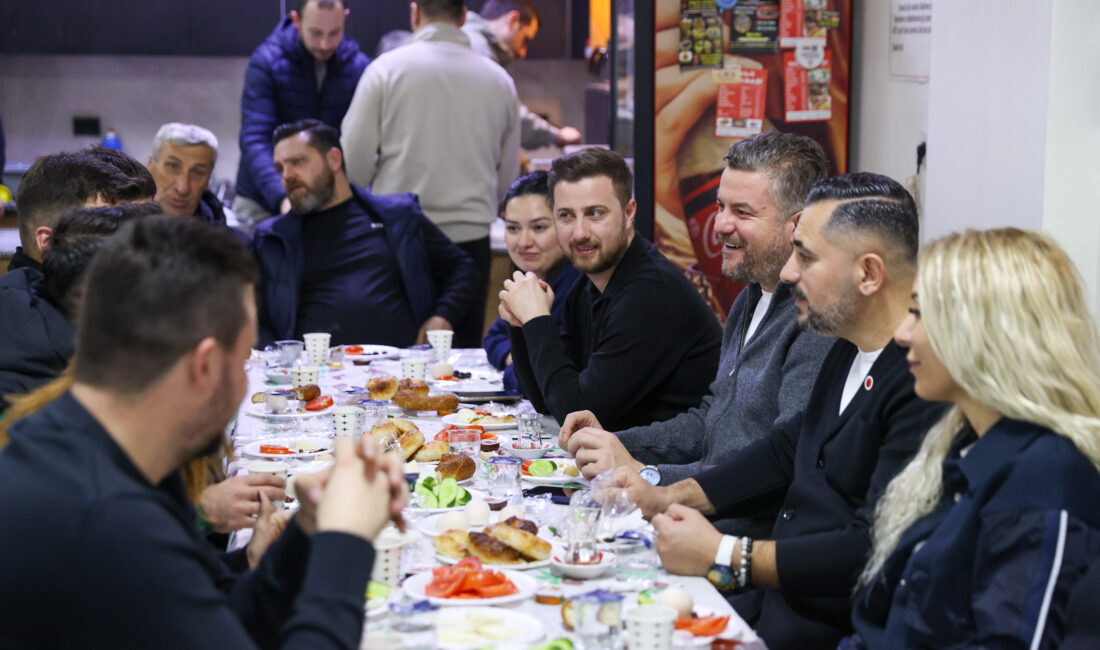 Buca Belediye Başkanı Görkem Duman, Kozağaç’ta düzenlenen sahur programında hemşehrileriyle