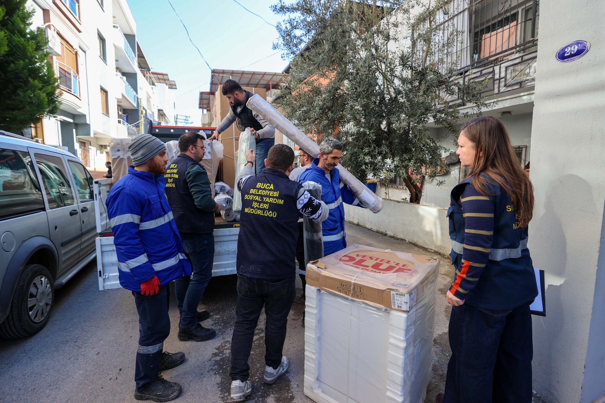 Şiddetli yağışların ardından evleri su basan Bucalı vatandaşlara Buca Belediyesi