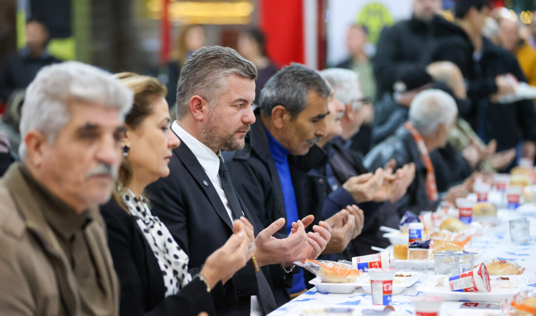 Buca Belediyesi’nin Şirinyer Düğün Salonu’nda kurduğu ilk iftar sofrasında yüzlerce
