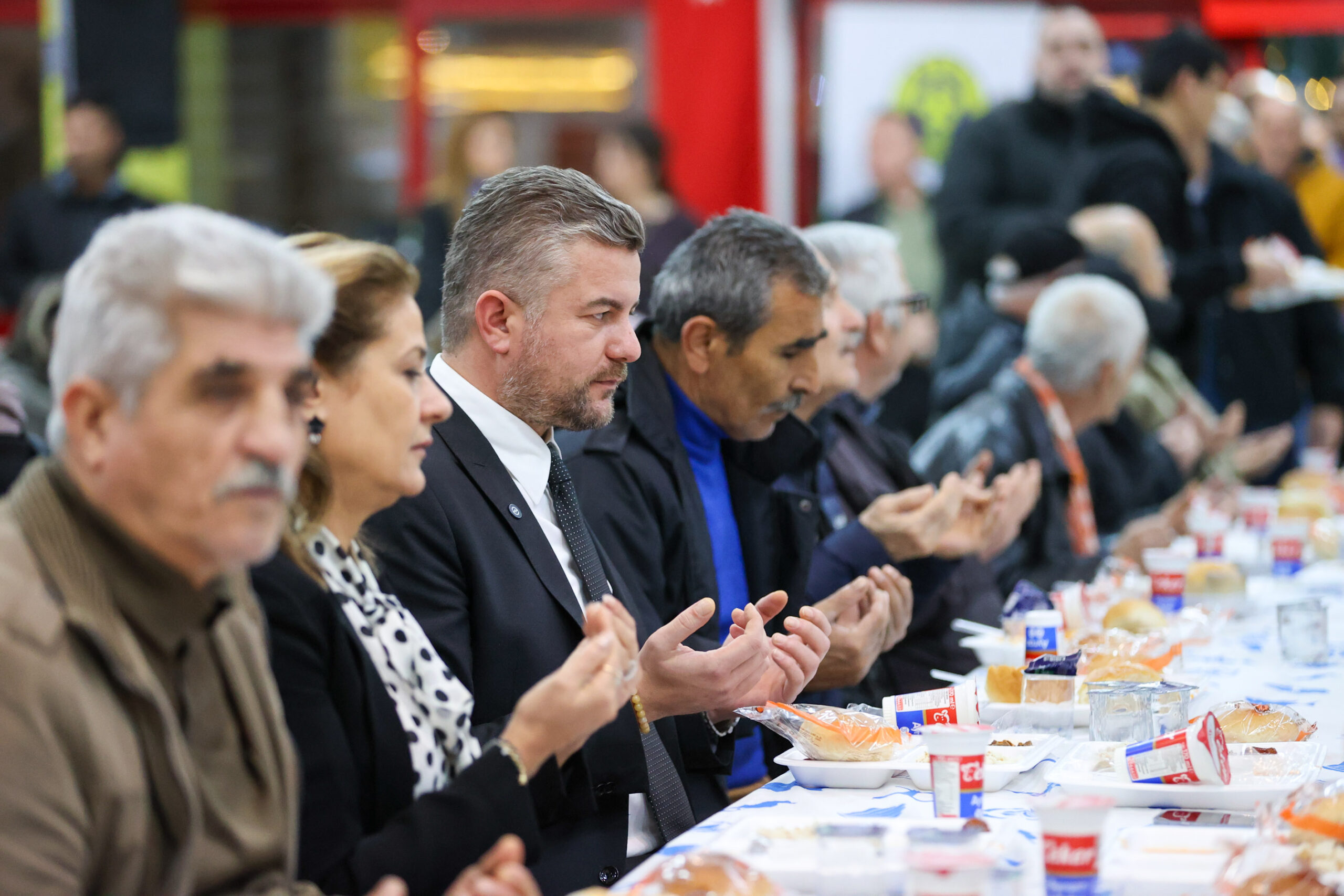 Buca Belediyesi’nin Şirinyer Düğün Salonu’nda kurduğu ilk iftar sofrasında yüzlerce