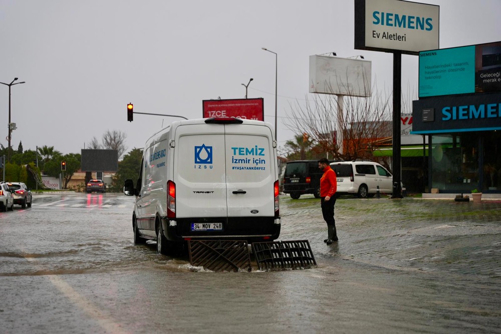Çeşme Belediyesi ekipleri, gece saatlerinden itibaren etkili olan yoğun yağışlara
