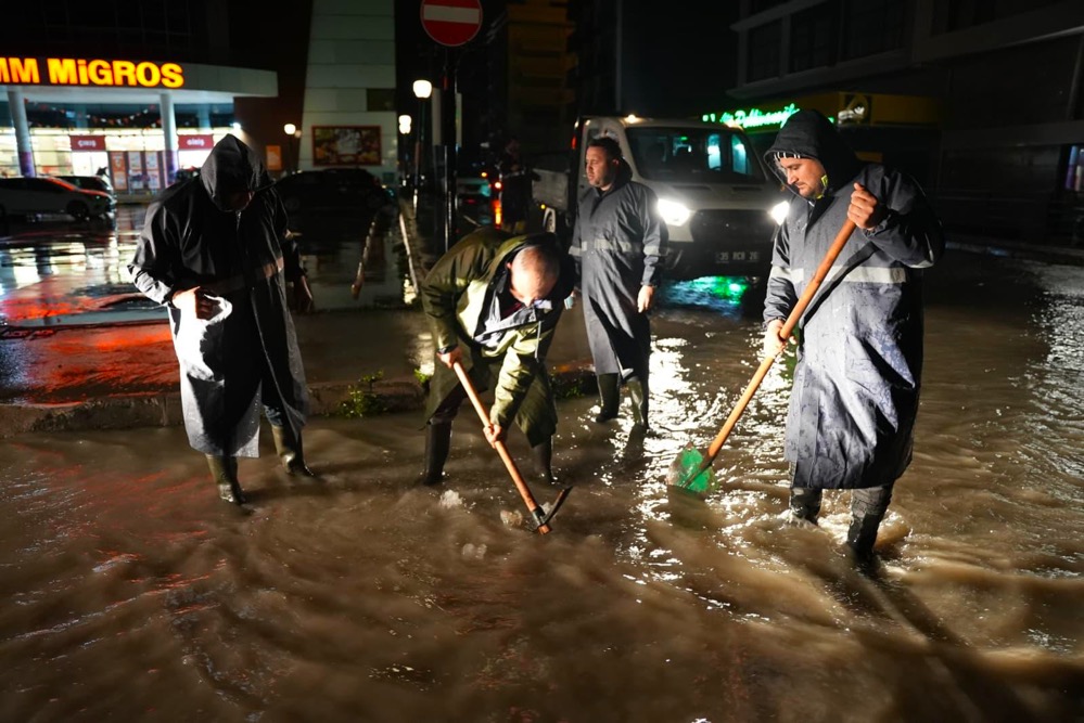 Çeşme Belediyesi, hafta sonu etkili olan şiddetli sağanak yağışta 8