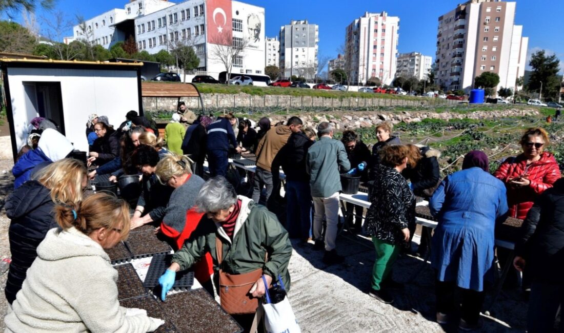 Bornova Belediyesi Evka 4 Kent Bostanı’nda kadın üreticiler yerel tohumlarını