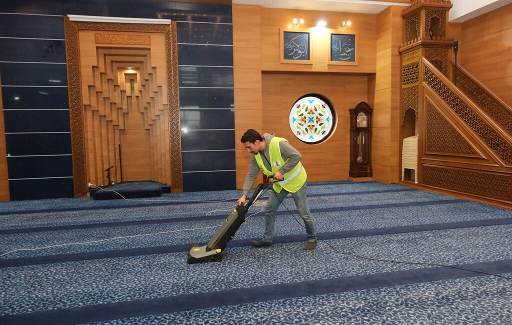 Dikili Belediyesi, Ramazan ayı öncesinde ilçe genelindeki camilerde temizlik çalışmalarını