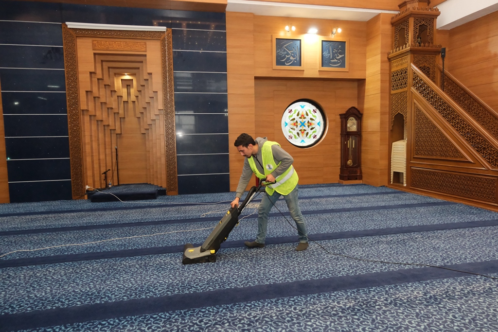 Dikili Belediyesi, Ramazan ayı öncesinde ilçe genelindeki camilerde temizlik çalışmalarını