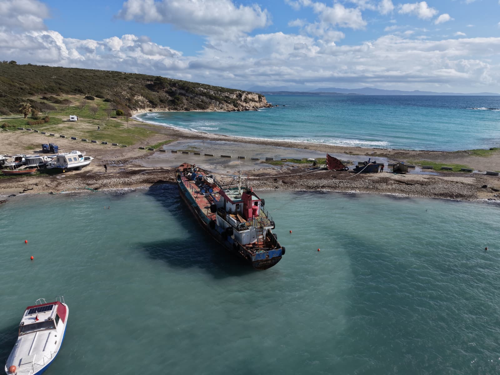 Urla’nın Demircili Koyu’nda izinsiz şekilde kıyıya çekilen hurda gemiye karşı