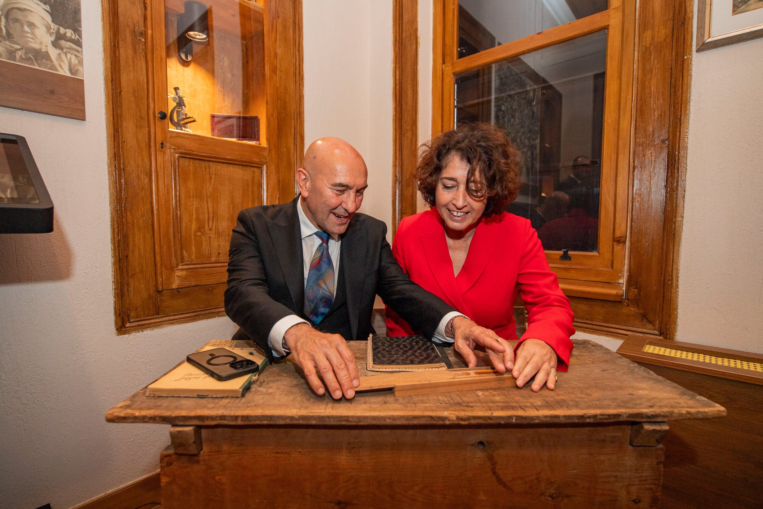 Eski İzmir Büyükşehir Belediye Başkanı Tunç Soyer, evlilik yıldönümü dolayısıyla