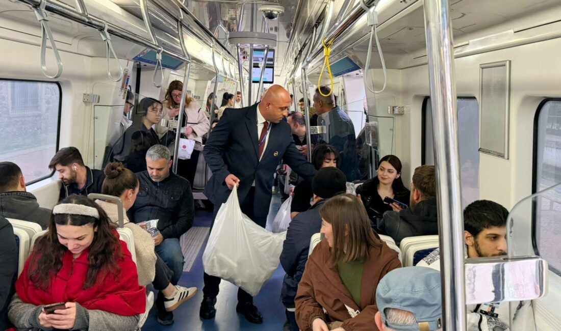 İzmir’in banliyö hattı İZBAN, Ramazan’ın ilk iftarında trenlerde yolculara iftarlık