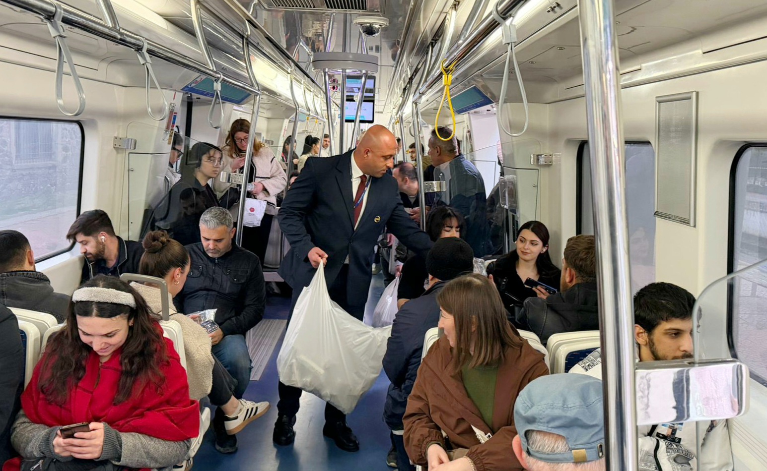 İzmir’in banliyö hattı İZBAN, Ramazan’ın ilk iftarında trenlerde yolculara iftarlık
