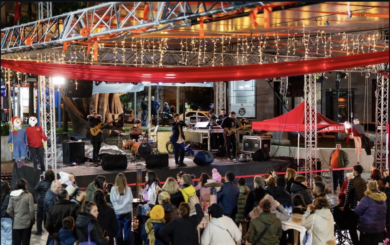 Balçova Belediyesi’nin Sevgililer Günü kapsamında düzenlediği “Kalpler Balçova’da Buluşuyor” etkinliği