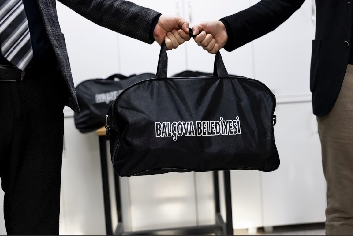 Balçova Belediyesi, askere gidecek gençlere asker çantası desteği verirken, yemin
