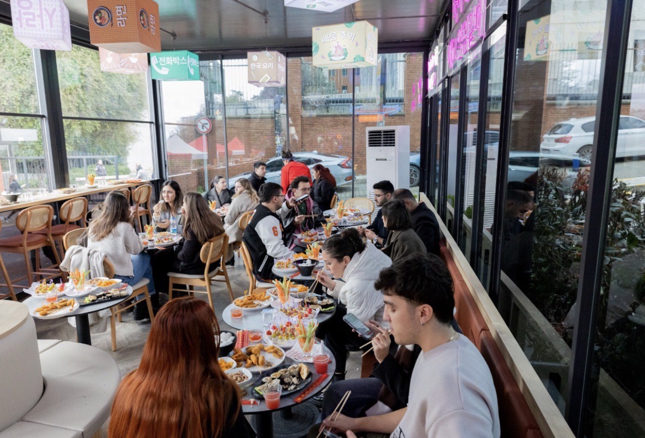 Korutürk Mahallesi’nde açılan Kore in Balçova restoranı, özellikle gençlerin yoğun