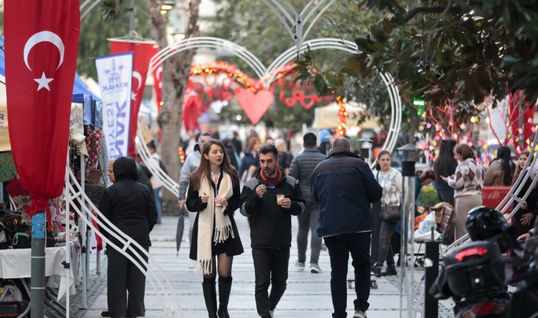 Konak Belediyesi’nin Sevgililer Günü El Emeği Kermesi Alsancak’ta açıldı, Başkan