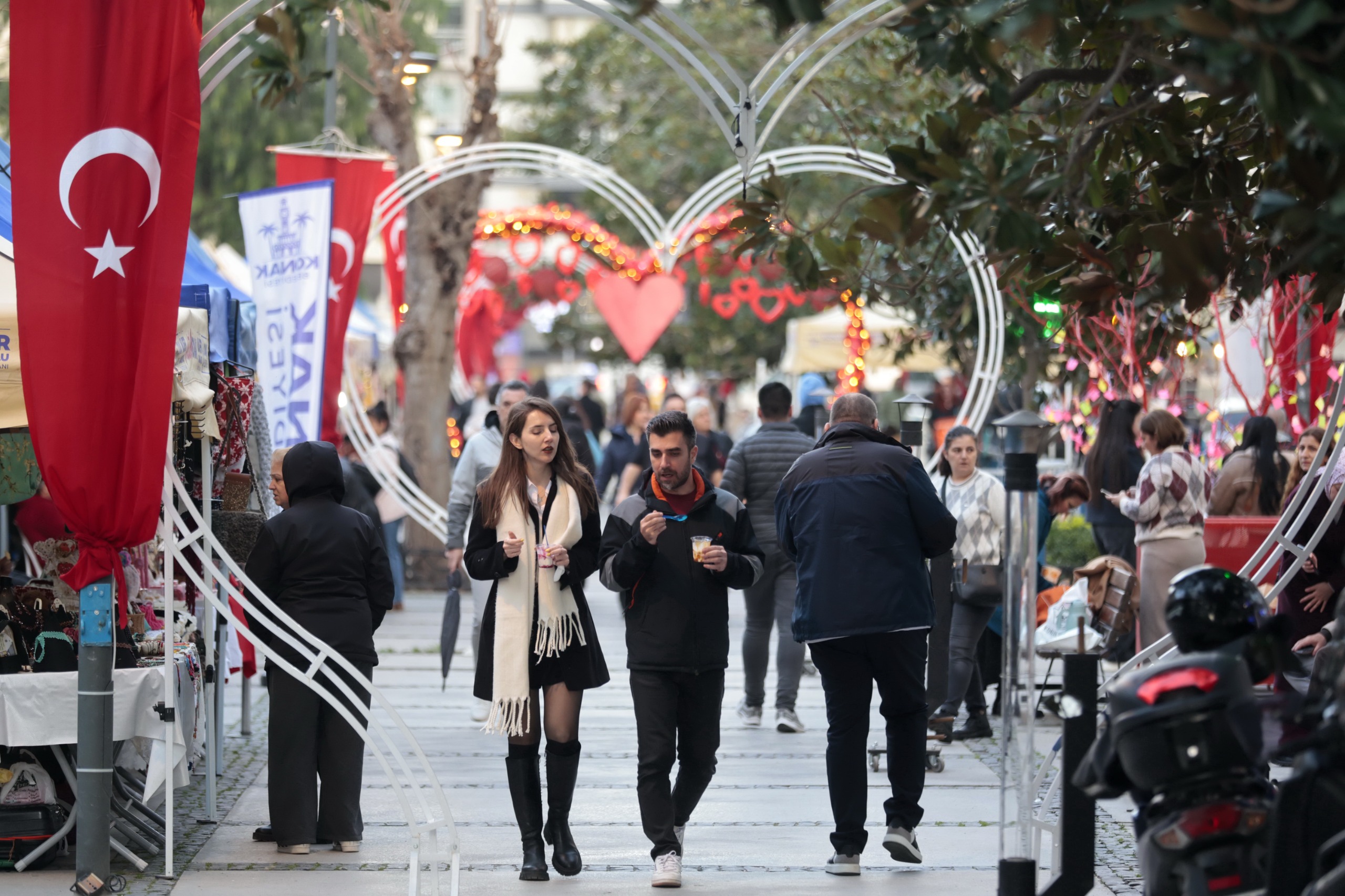 Konak Belediyesi’nin Sevgililer Günü El Emeği Kermesi Alsancak’ta açıldı, Başkan