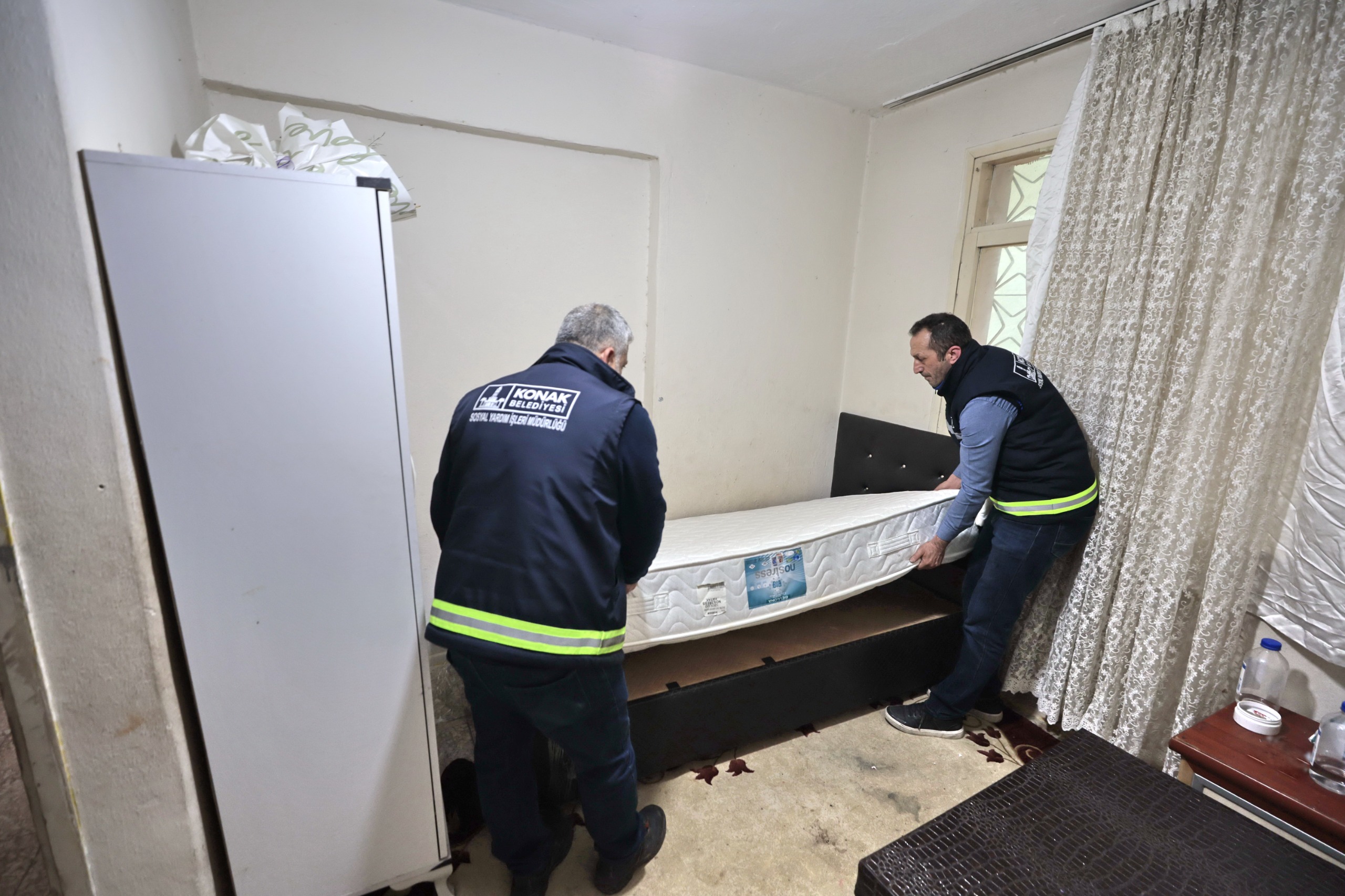 Konak Belediyesi, kullanılmayan ikinci el eşyaları ihtiyaç sahiplerine ulaştırarak hem