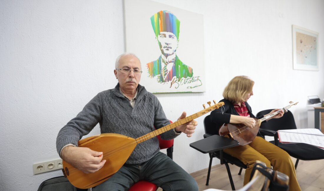 Konak Belediyesi’nin Toros Sosyal Tesisleri’nde düzenlediği Bağlama Kursu’na katılan kursiyerler,