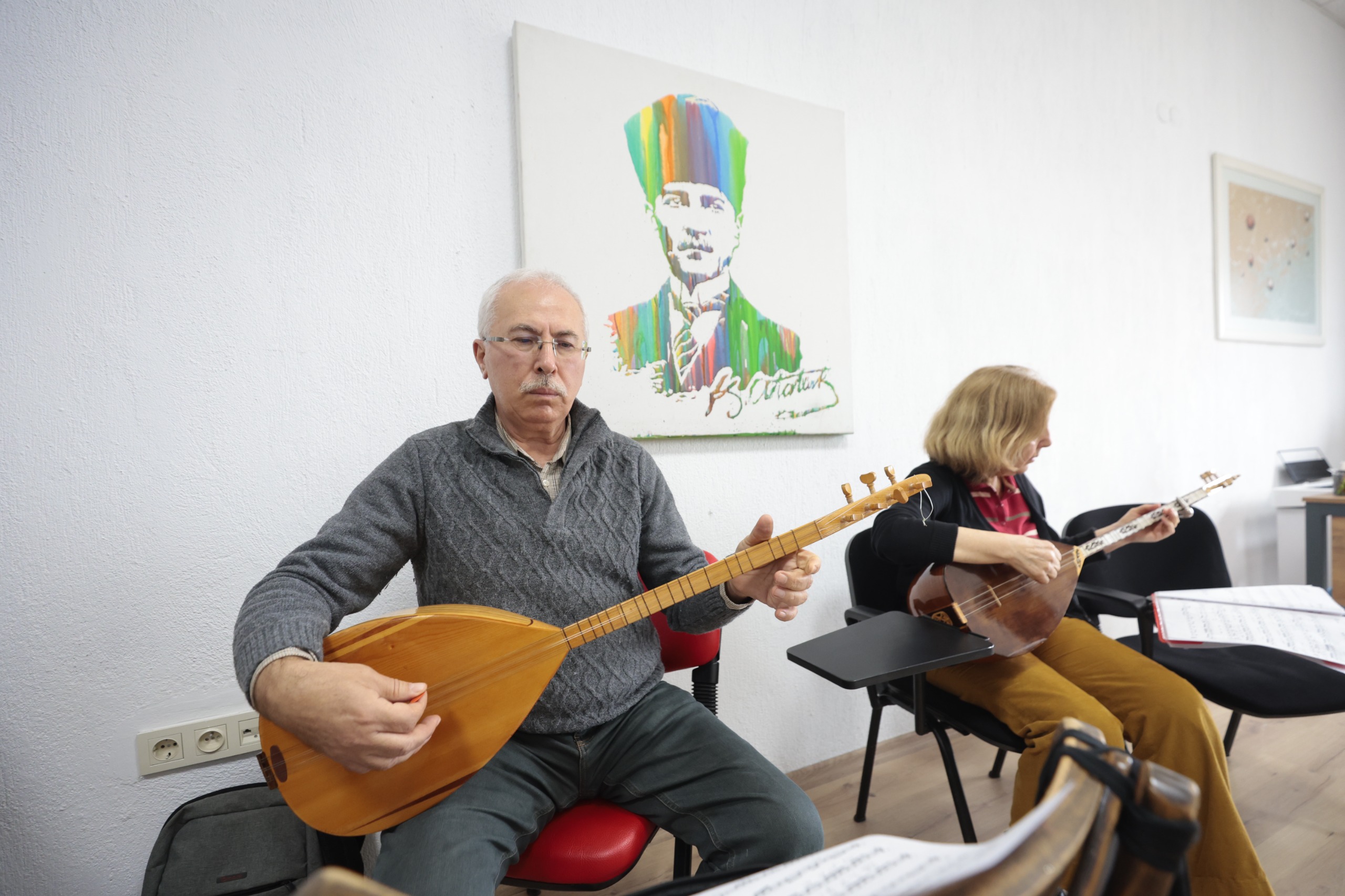 Konak Belediyesi’nin Toros Sosyal Tesisleri’nde düzenlediği Bağlama Kursu’na katılan kursiyerler,